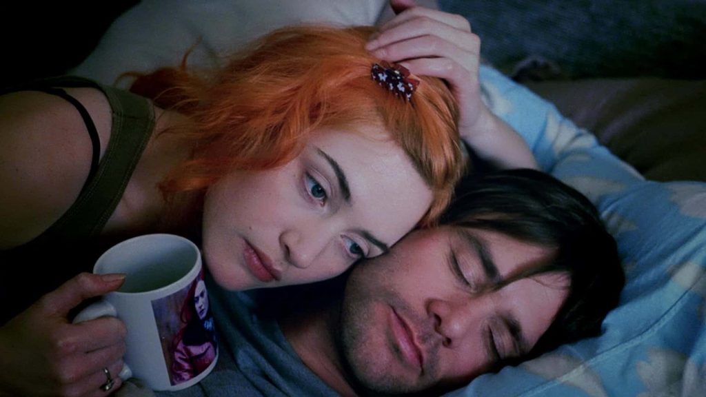 Joel (Jim Carrey) and Clementine (Kate Winslet) laying in bed in 'Eternal Sunshine of the Spotless Mind' (2004) 